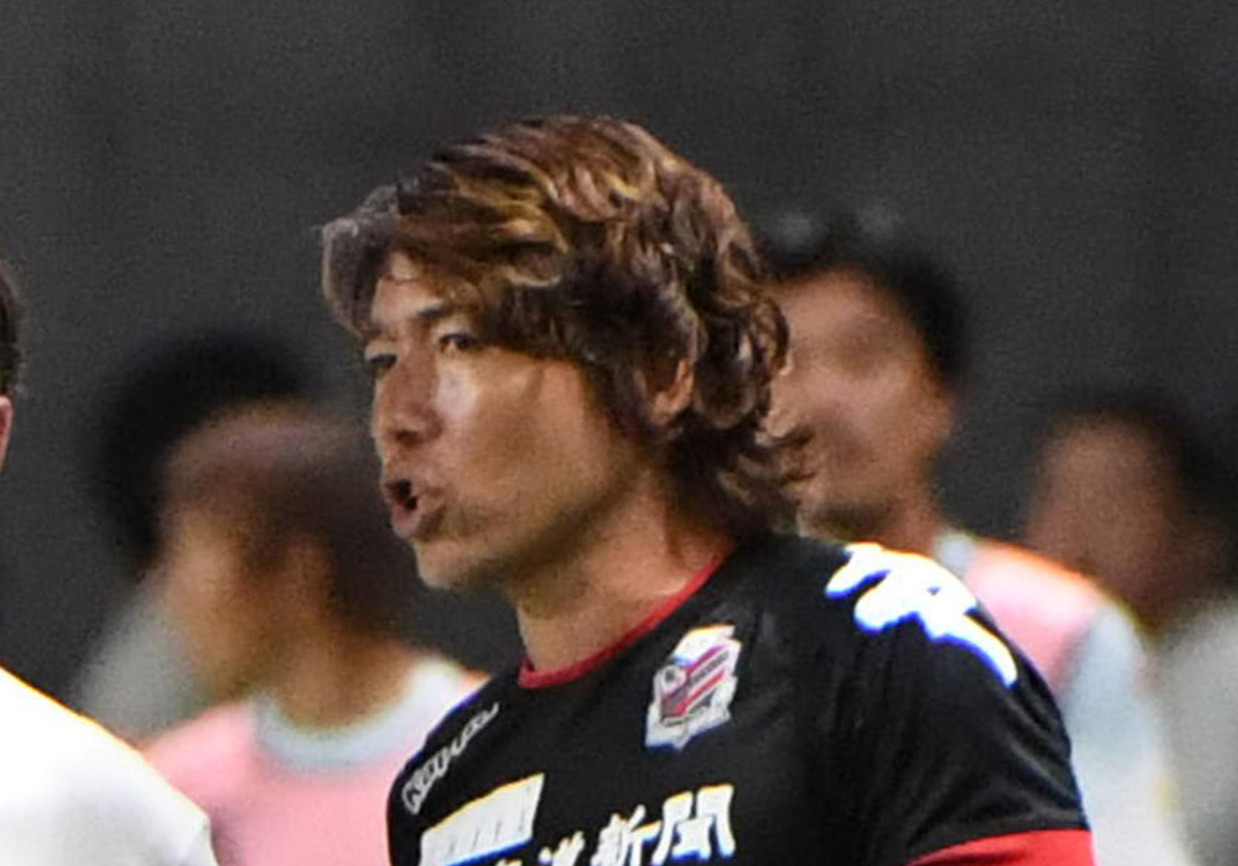 札幌杉浦大輔コーチ兼通訳（18年8月撮影）