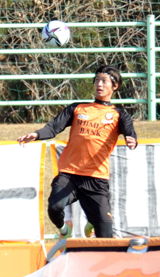ヘディングする清水DF立田