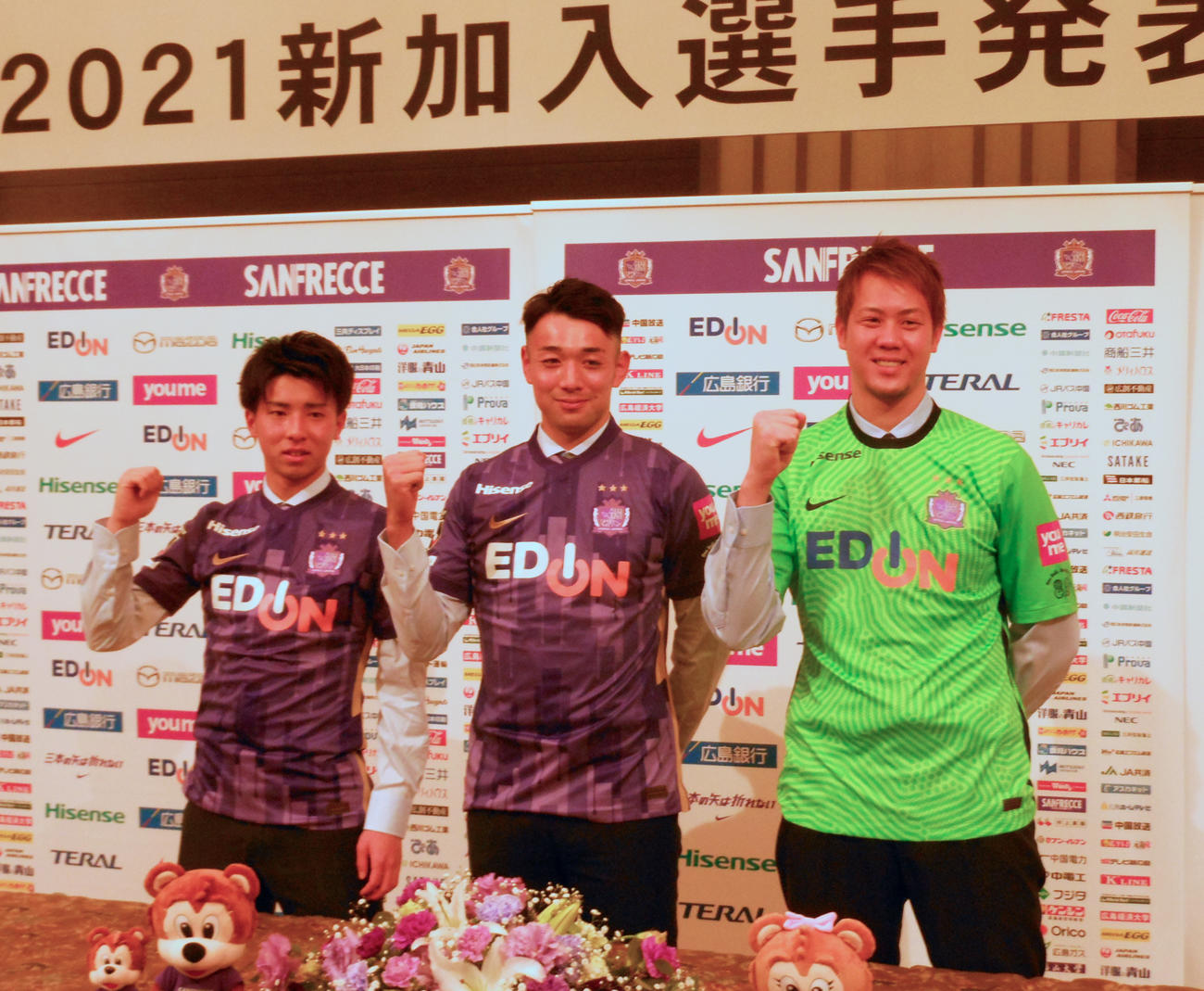 広島に新加入した左からMF藤井智也、DF今津佑太、GK川浪吾郎（撮影・横田和幸）