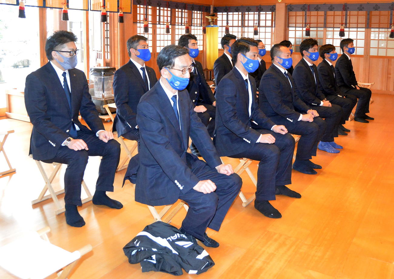 必勝祈願に臨む山形の選手とスタッフ（撮影・佐藤究）
