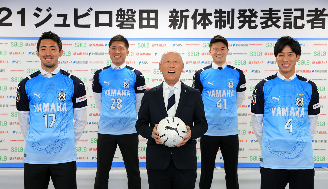 新体制発表会見に臨んだ、右からFW大津、DF加藤、鈴木監督、MF鹿沼、MF鈴木雄（C）JUBILO　IWATA