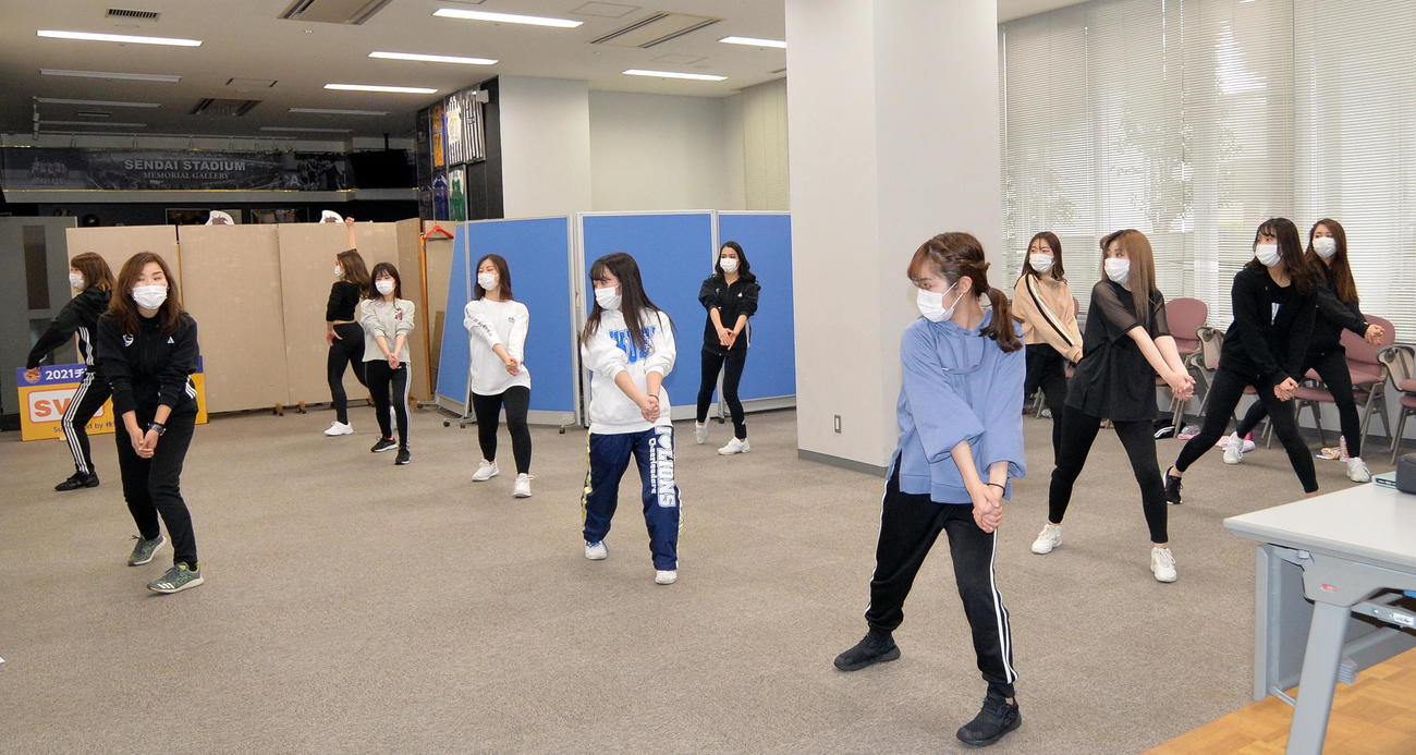 体験説明会で真剣な表情で振り付け練習を行う候補生たち（撮影・佐藤究）