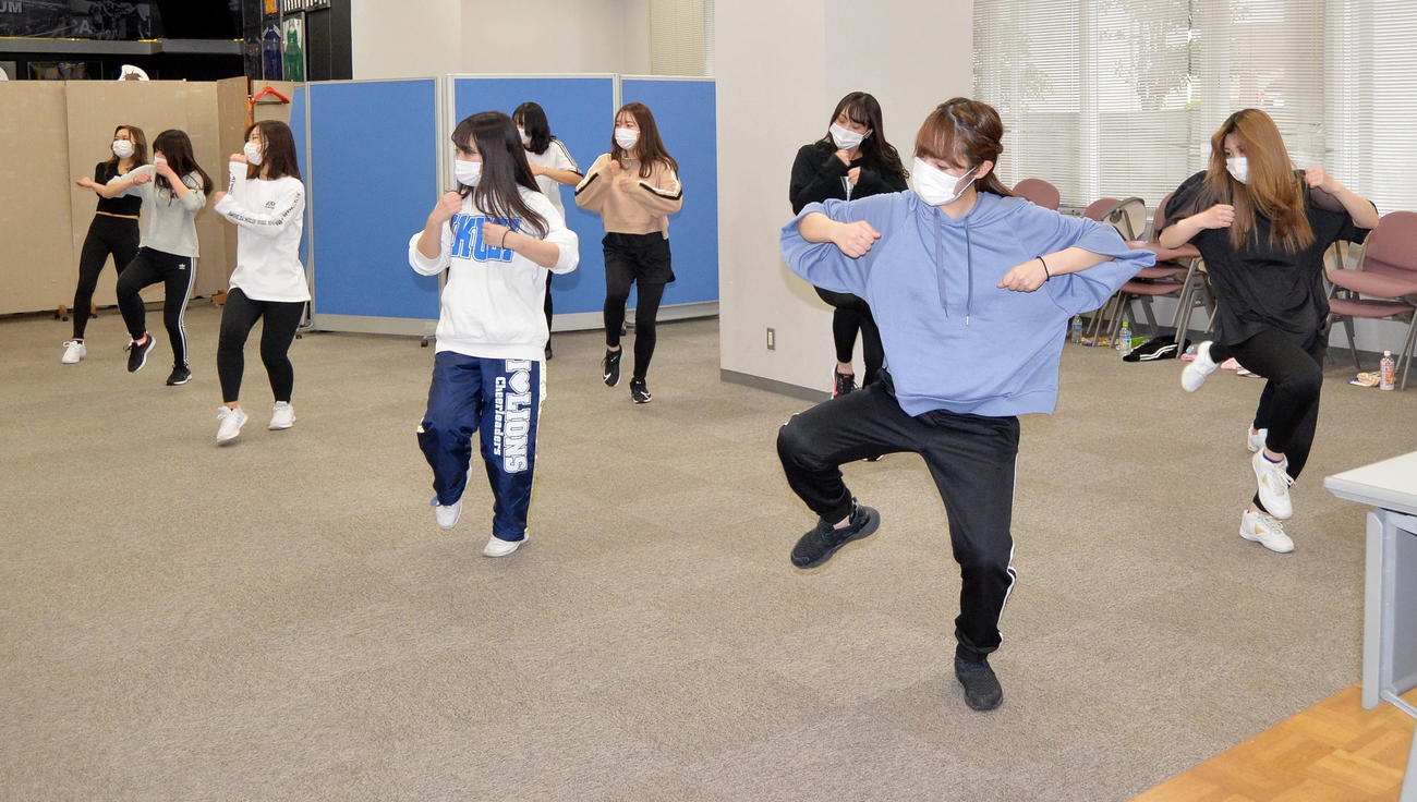 体験説明会で真剣な表情で振り付け練習を行う候補生たち（撮影・佐藤究）