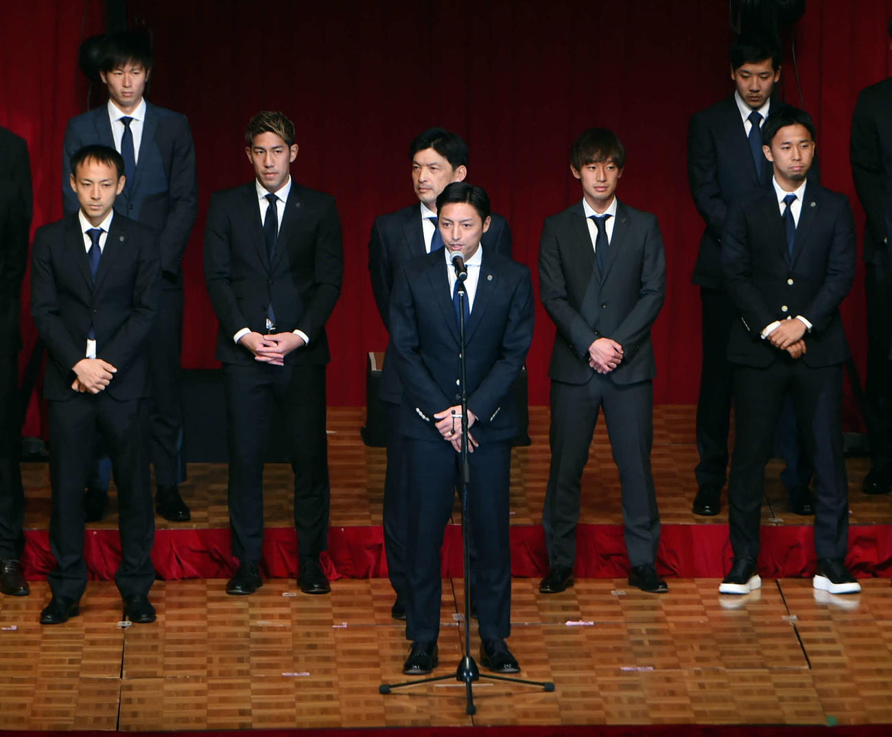 キックオフイベントであいさつするJ2山形DF山田主将（撮影・相沢孔志）