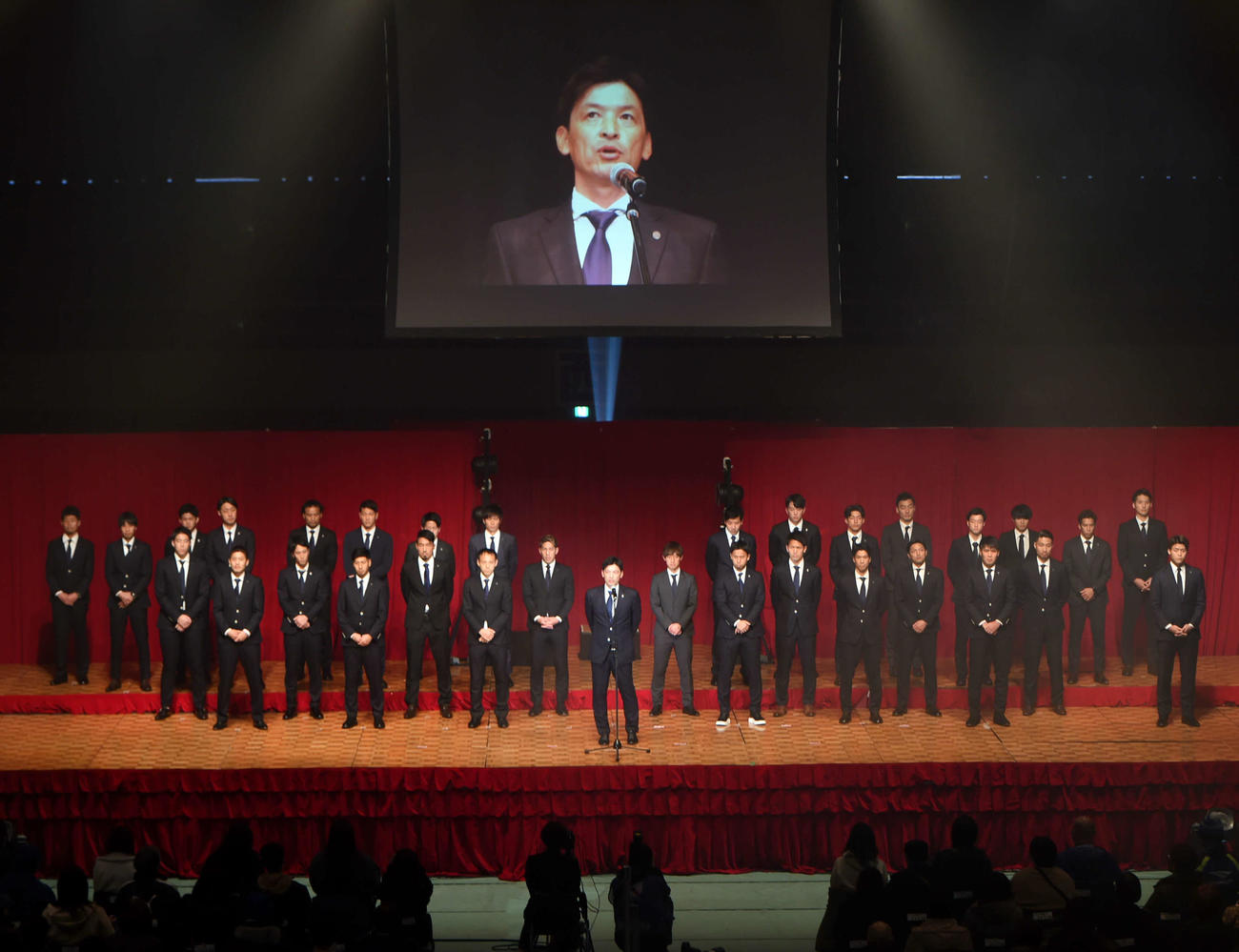 キックオフイベントであいさつするJ2山形石丸監督（撮影・相沢孔志）