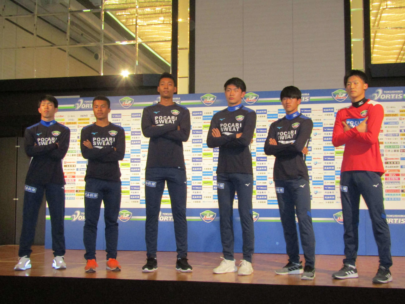 今季徳島に新加入する左から宮代、藤田、鈴木、大森、西野、後東（撮影・佐藤あすみ）