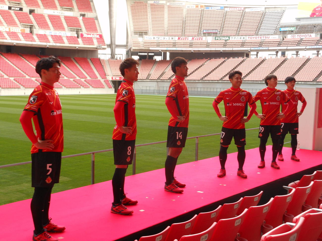 名古屋新体制会見に登壇した、左からMF長沢、FW柿谷、DF木本、DF森下、MF斎藤、MF児玉