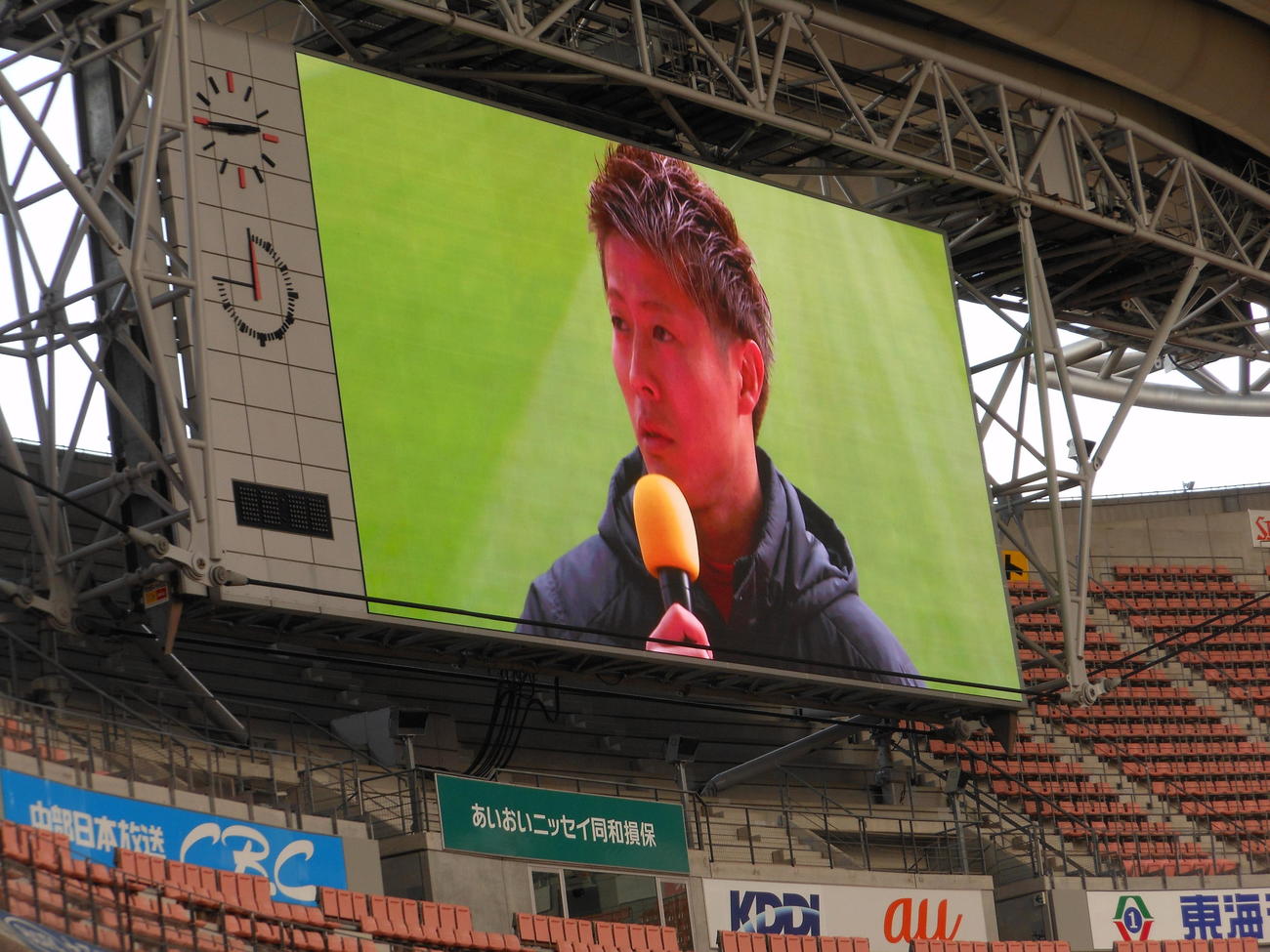 名古屋新体制会見で、FW柿谷は豊田スタジアムの観客にあいさつする