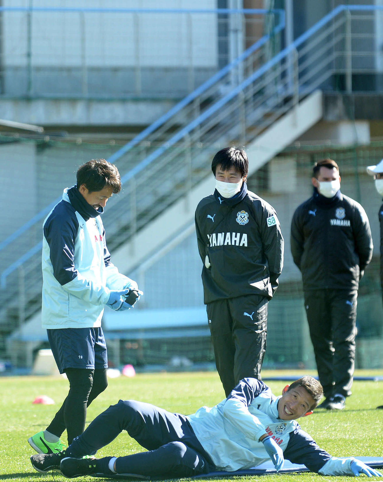 リラックスした表情で談笑する磐田の中山雅史コーチ（中央奥）。手前がDF大井健太郎、左がMF山田大記