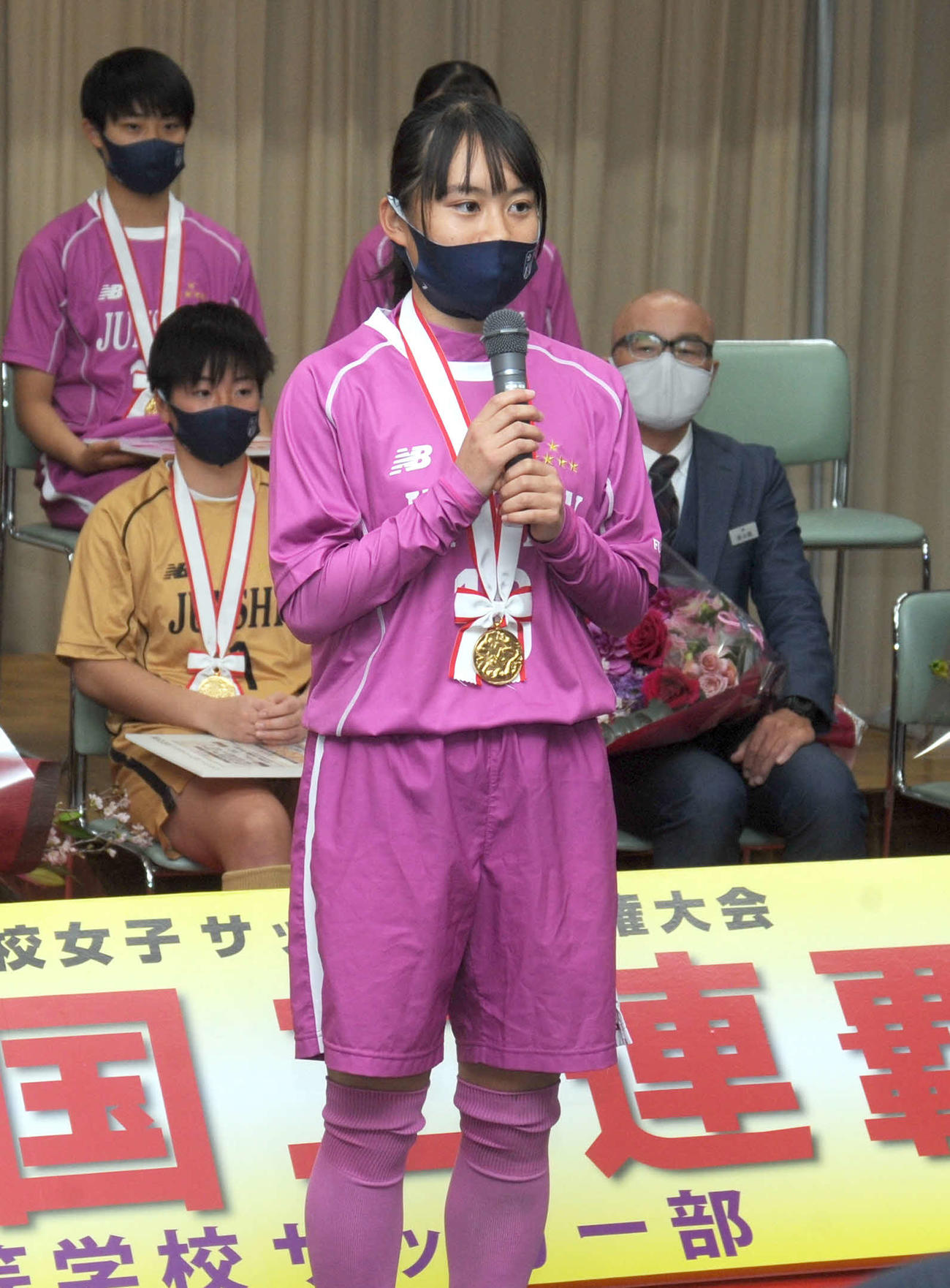 藤枝市の北村市長らに選手を代表してあいさつをする藤枝順心の柳瀬主将