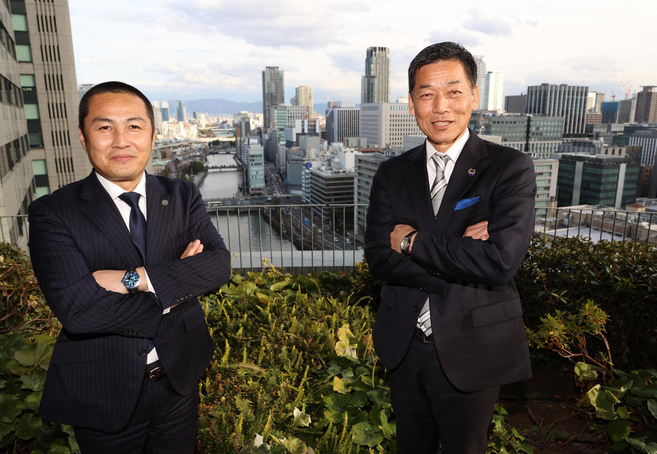 新シーズンに向け対談を行ったC大阪の森島寛晃社長（左）とG大阪の小野忠史社長（撮影・清水貴仁）