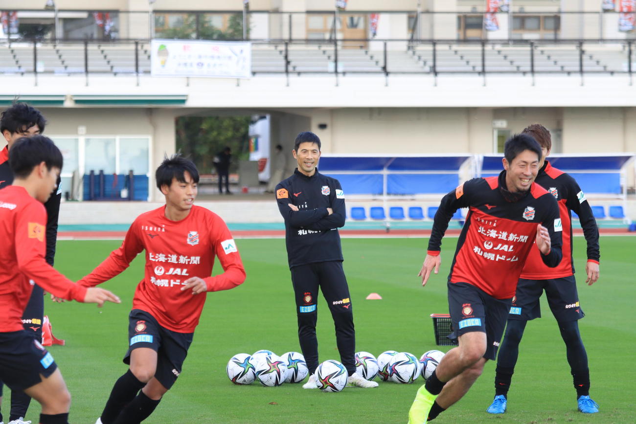 沖縄キャンプ初日、選手の動きをチェックする札幌四方田ヘッドコーチ（中央）（撮影・保坂果那）