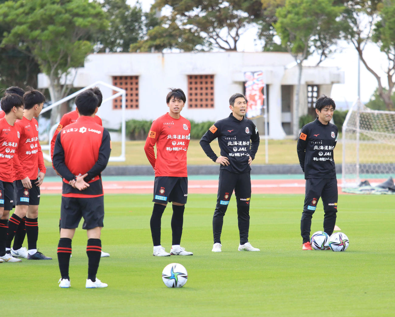 沖縄キャンプ初日、選手を集めてあいさつする札幌四方田ヘッドコーチ（右から2人目）（撮影・保坂果那）