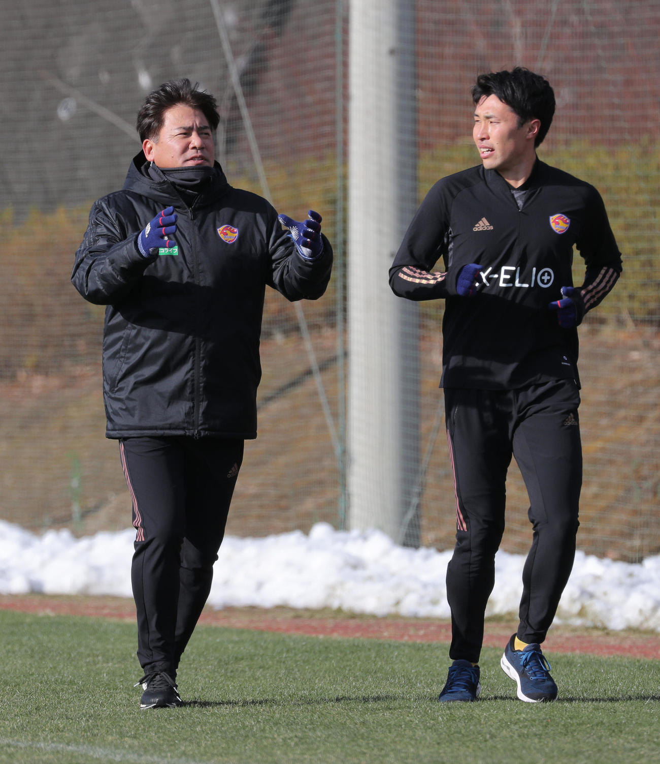 チーム始動日にランニングする仙台手倉森監督（左）とDF蜂須賀（代表撮影）