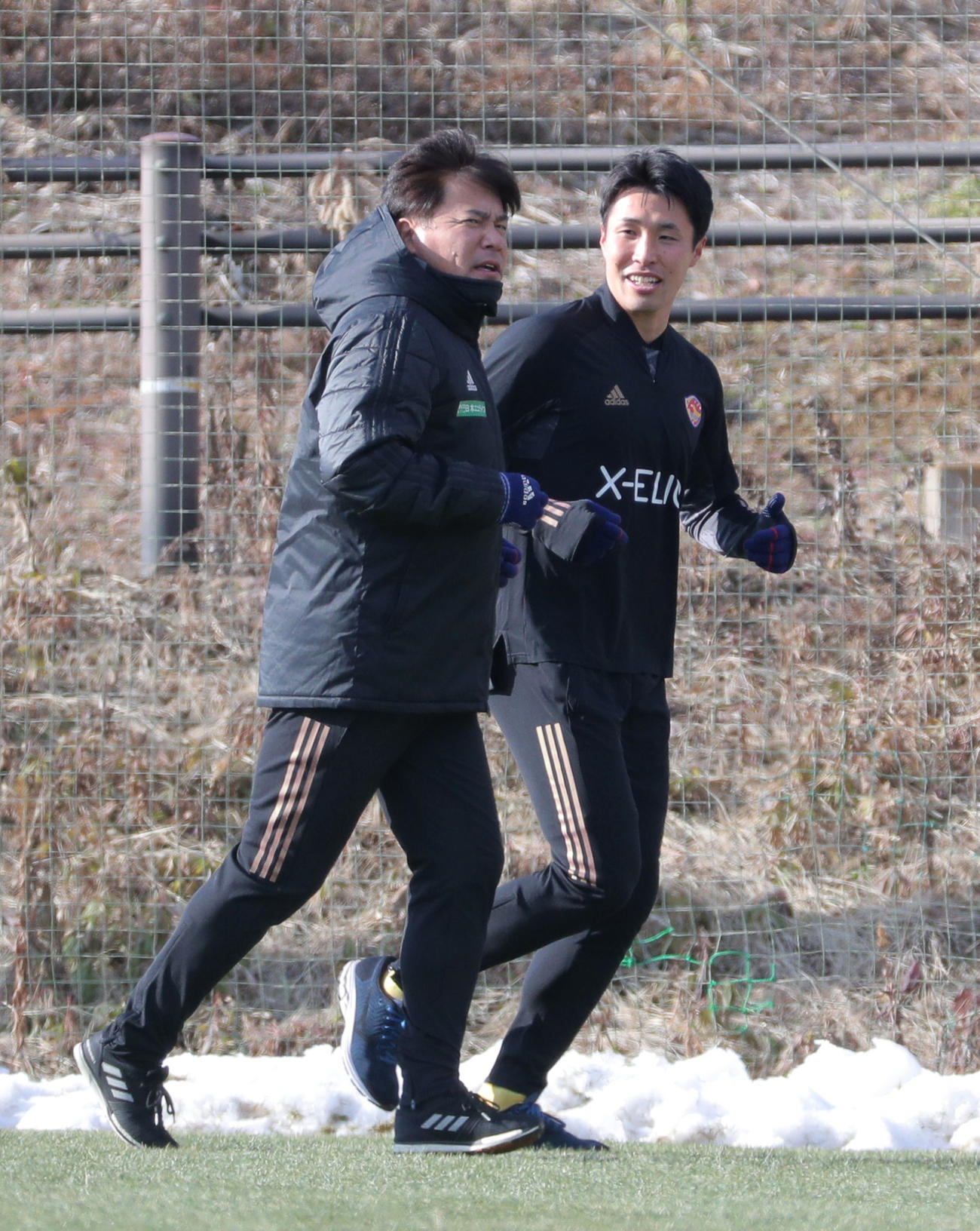 チーム始動日にランニングする仙台手倉森監督（左）とDF蜂須賀（代表撮影）