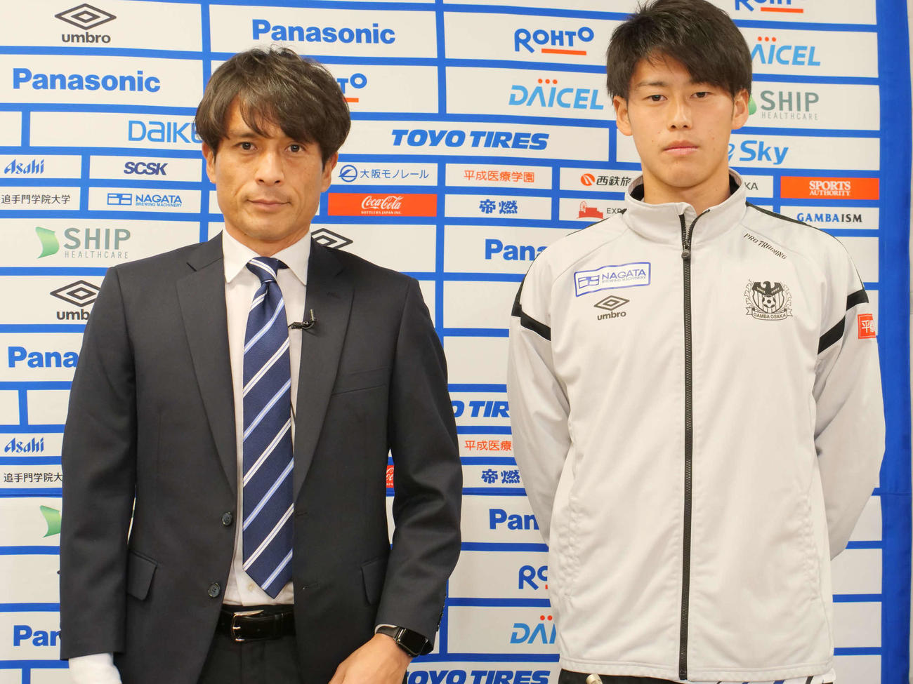 新体制発表会に臨んだ宮本監督（左）と佐藤（C）GAMBA OSAKA