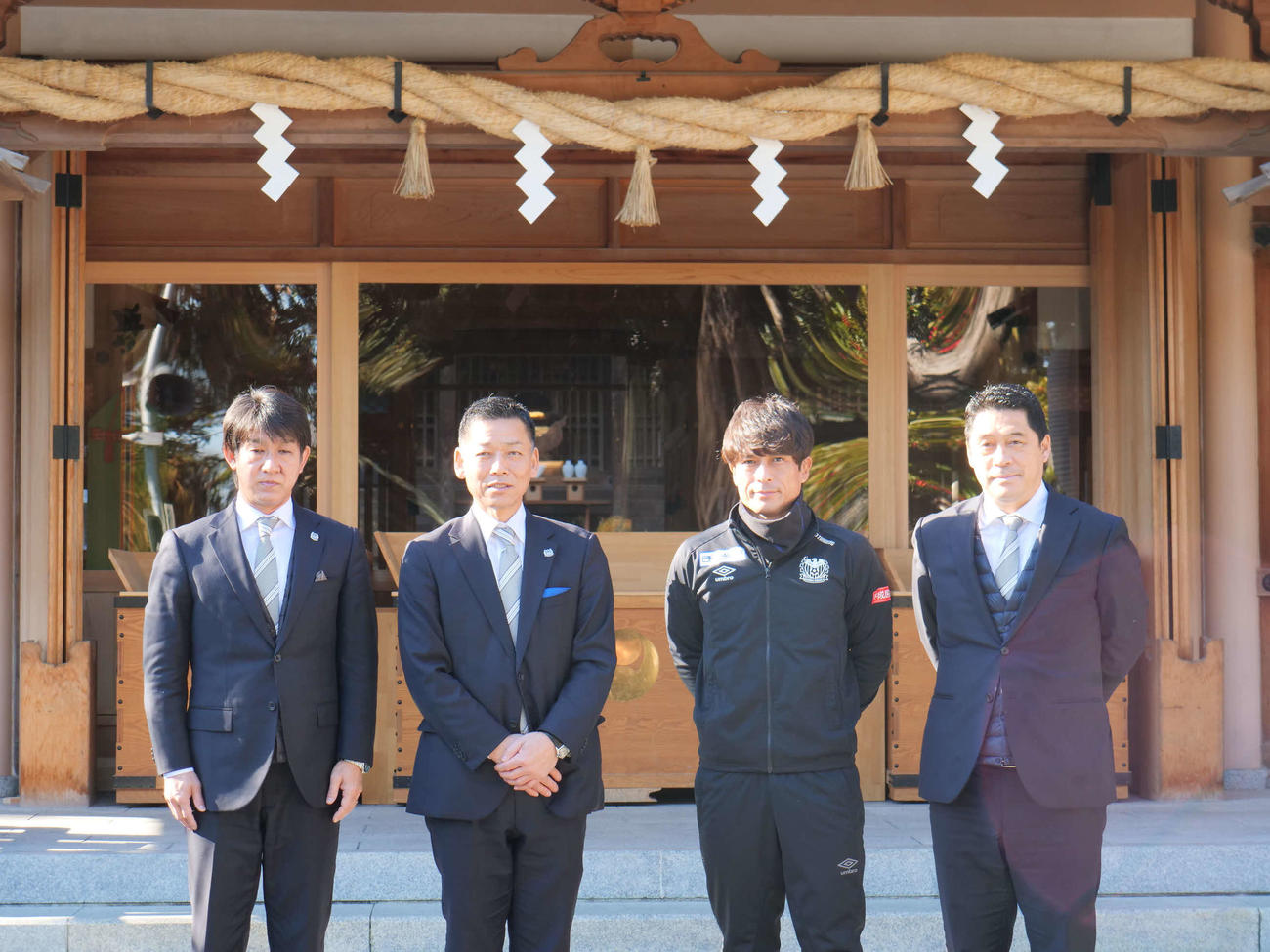 必勝祈願を行ったG大阪の、左から和田取締役、小野社長、宮本監督、松波強化部長（C）GAMBA　OSAKA