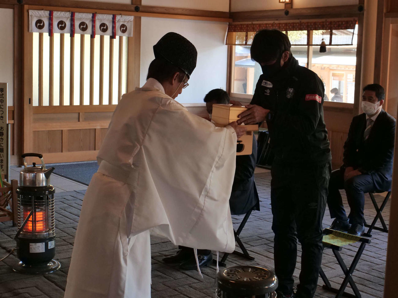 必勝祈願を行う宮本監督（C）GAMBA　OSAKA