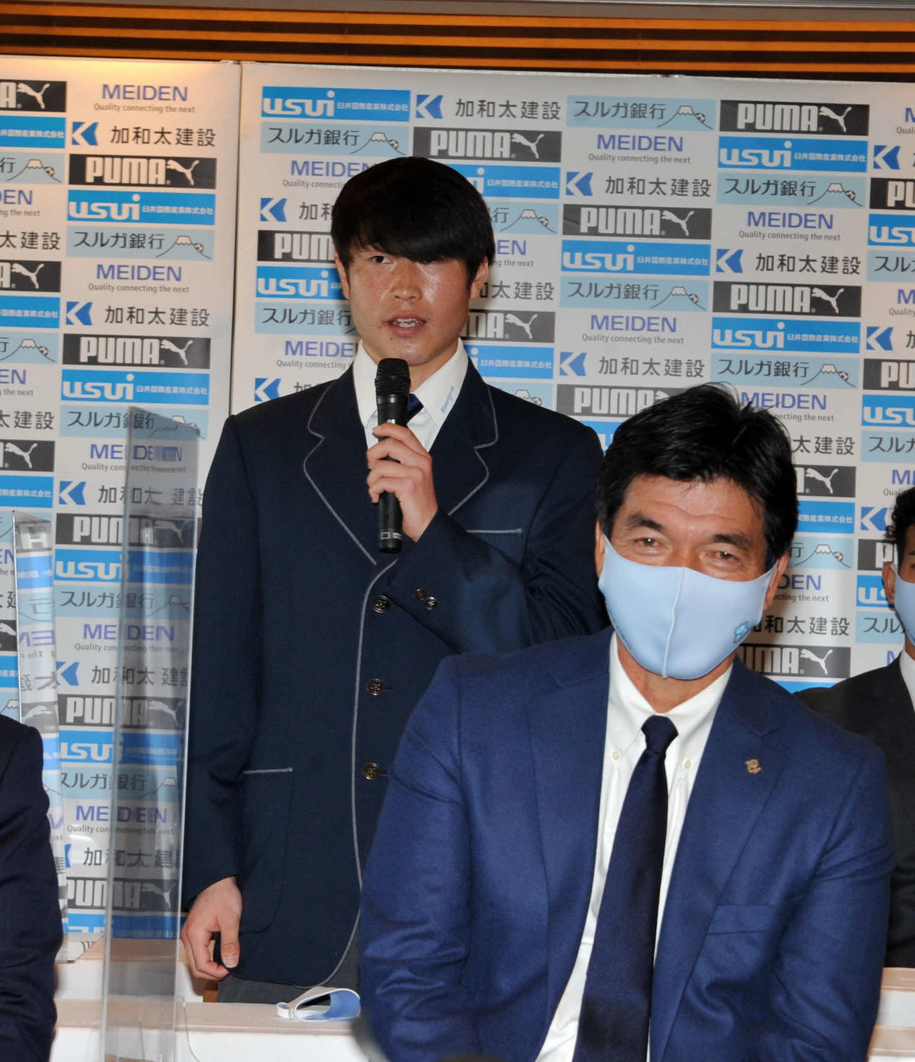 抱負を述べる沼津FW杉本。手前は今井監督