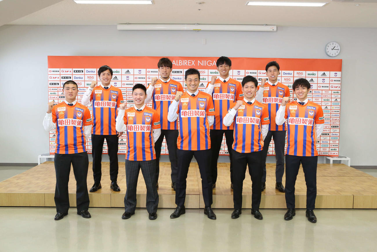 J2新潟の新体制会見に臨む選手。前列左から小見、三戸、千葉、高、藤原、後列左から星、鈴木、遠藤、谷口（アルビレックス新潟提供）