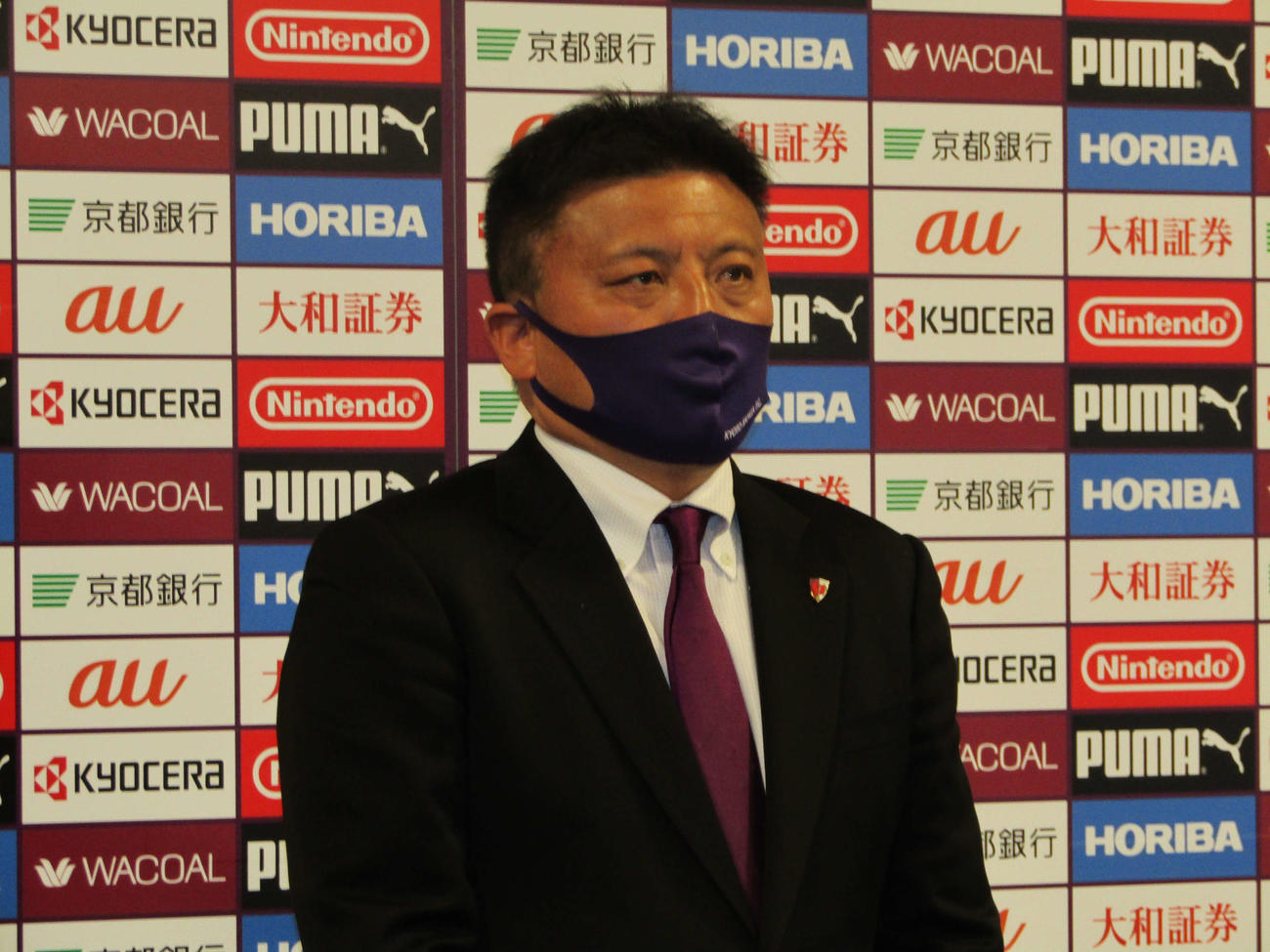 新体制発表会後に取材に応じる曹監督（撮影・佐藤あすみ）