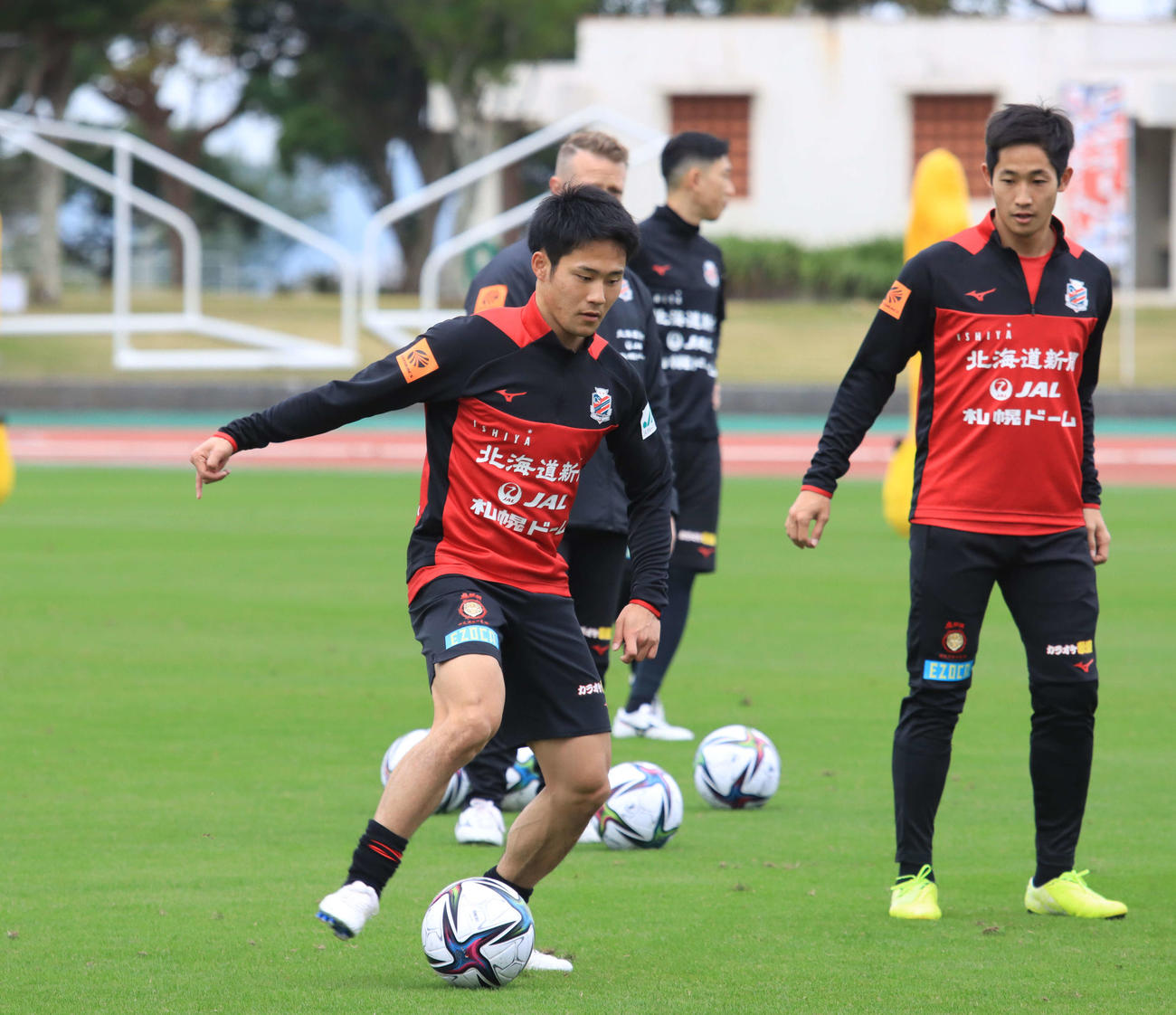 沖縄キャンプでトレーニングを積む大卒ルーキー札幌FW小柏（撮影・保坂果那）