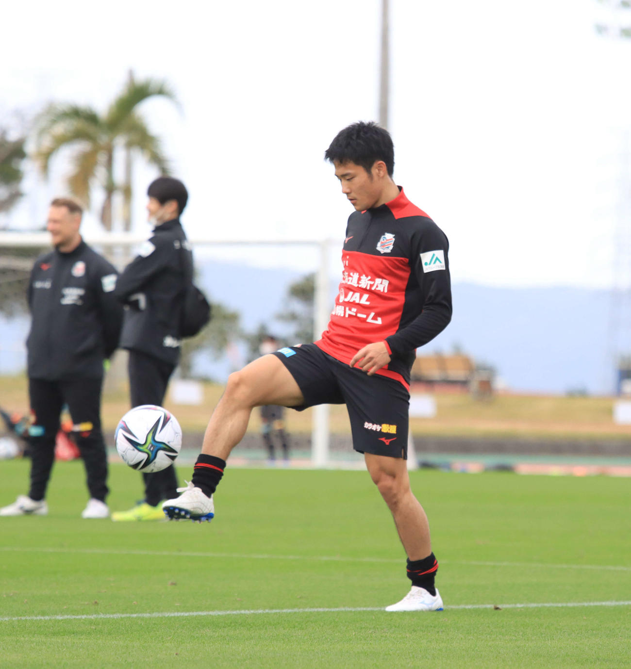 沖縄キャンプでトレーニングを積む大卒ルーキー札幌FW小柏（撮影・保坂果那）