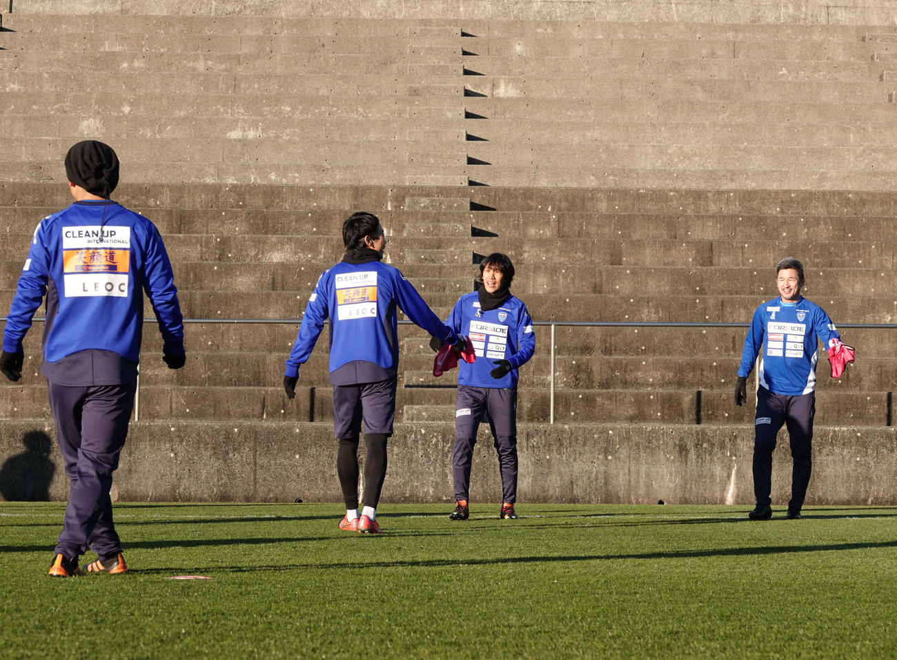 和歌山で始まった1次キャンプ初日から精力的に体を動かす横浜FC・FWカズ（右）、MF中村（同2人目）