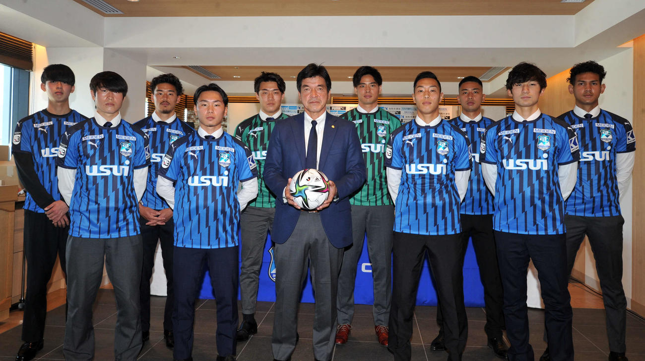 19日、沼津の新加入選手会見で。前列左から杉本、瓜生、今井監督、北、篠崎、後列左から川前、高橋、西川、野村、伊藤、ハディ・ファイヤッド