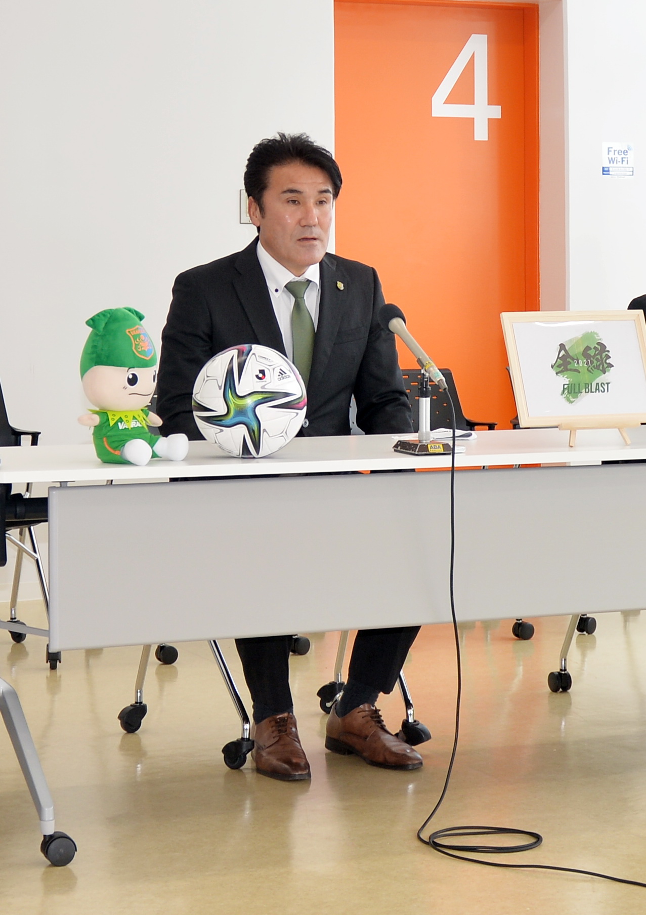 新体制発表会見に臨むJ3八戸の葛野新監督（撮影・佐藤究）