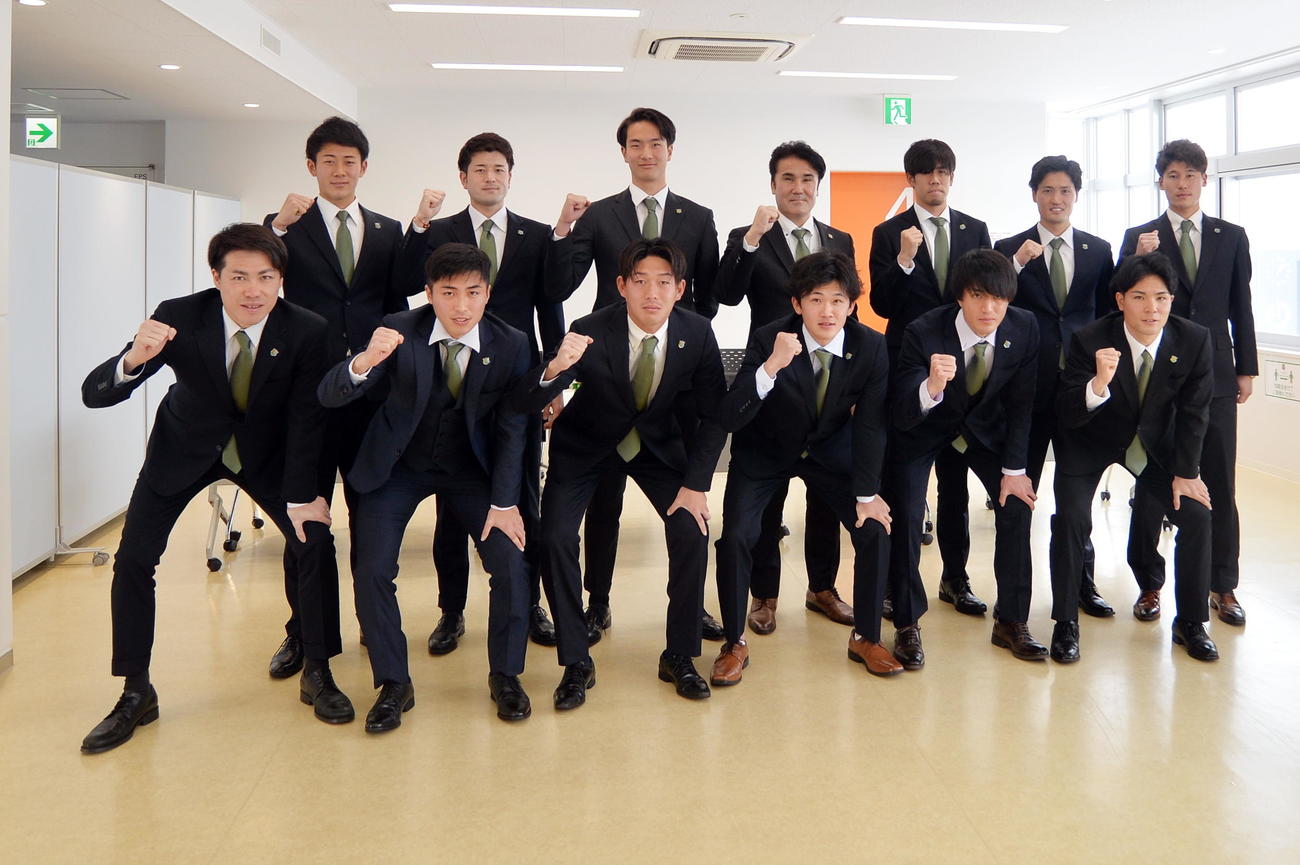 J3八戸の新加入選手ら。前列左からGK横山、MF坪井、FW島田、MF丹羽、MF相田、DF原山、後列左からDF広瀬、DF赤松、GK高島、葛野新監督、FW岡、MF前沢、GK蔦（撮影・佐藤究）
