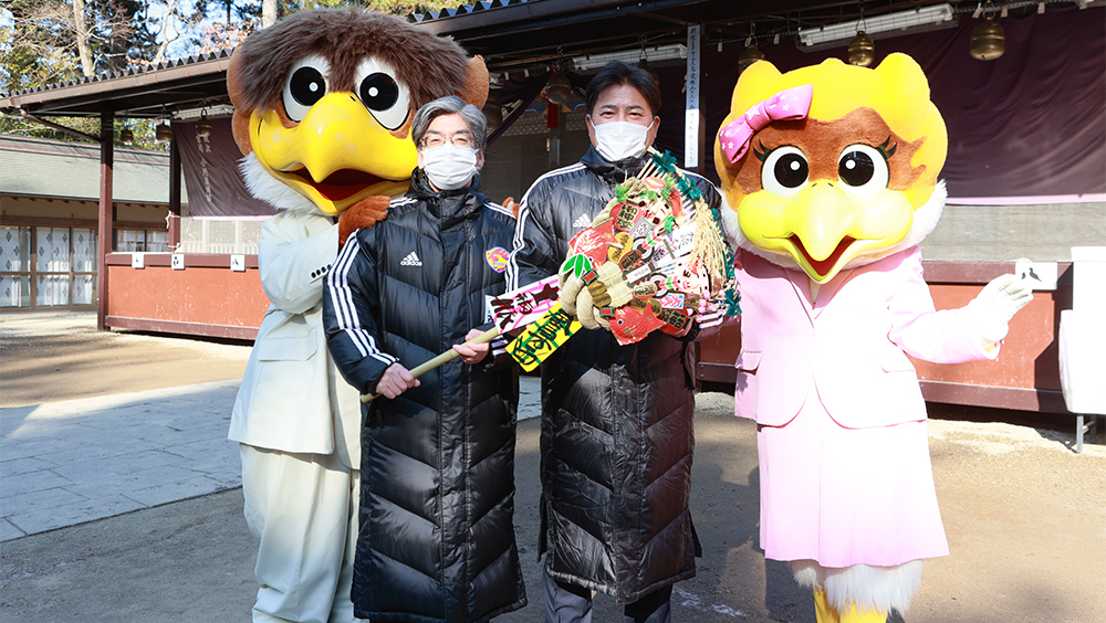 熊手を持つ仙台手倉森監督（中央右）と佐々木社長。左はクラブマスコットのベガッ太、右はルターナ（ベガルタ仙台提供）