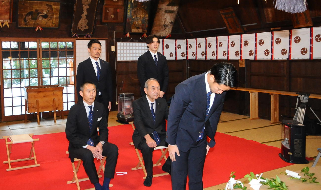 必勝祈願を行った堀米（手前）と前列左から寺川強化部長、中野社長、後列左から島田、藤田