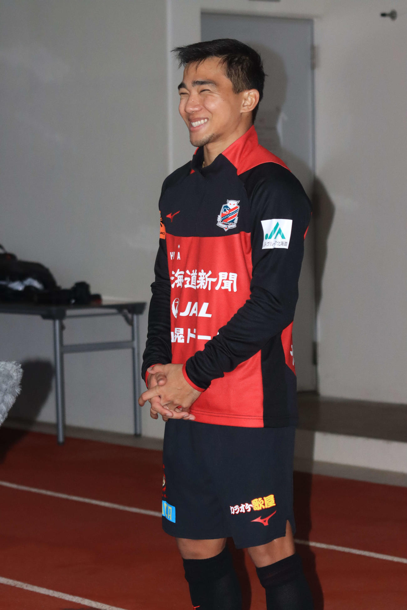自主隔離期間を終え、沖縄キャンプ中のチームに合流したコンサドーレ札幌MFチャナティップは笑顔で取材を受ける（撮影・保坂果那）