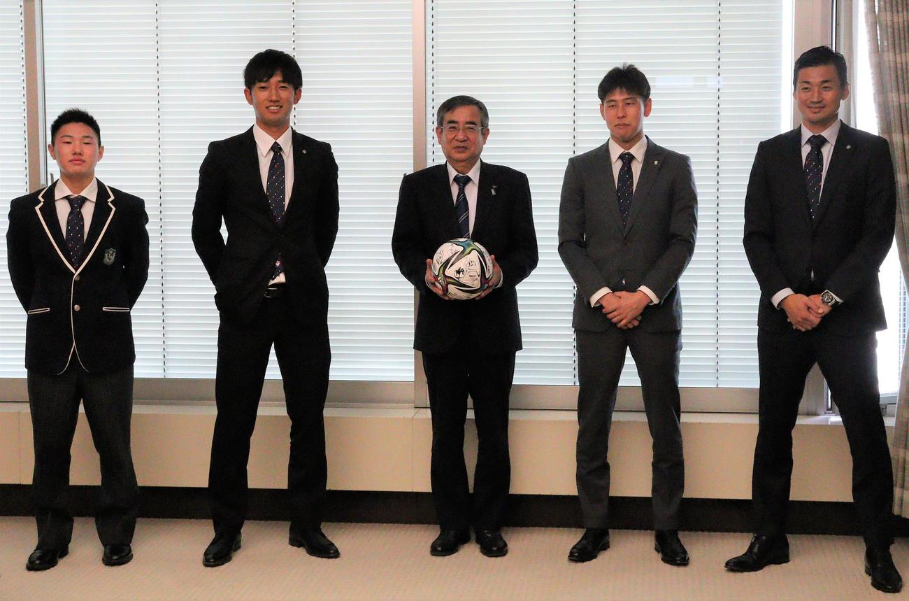 佐久間副知事（中央）と写真に納まる、右から千葉、谷口、遠藤、三戸