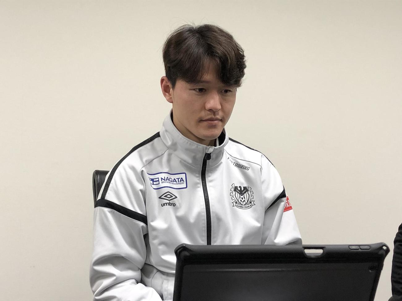 G大阪の練習に初合流したMFチュ・セジョンが取材に対応した（C）GAMBAOSAKA