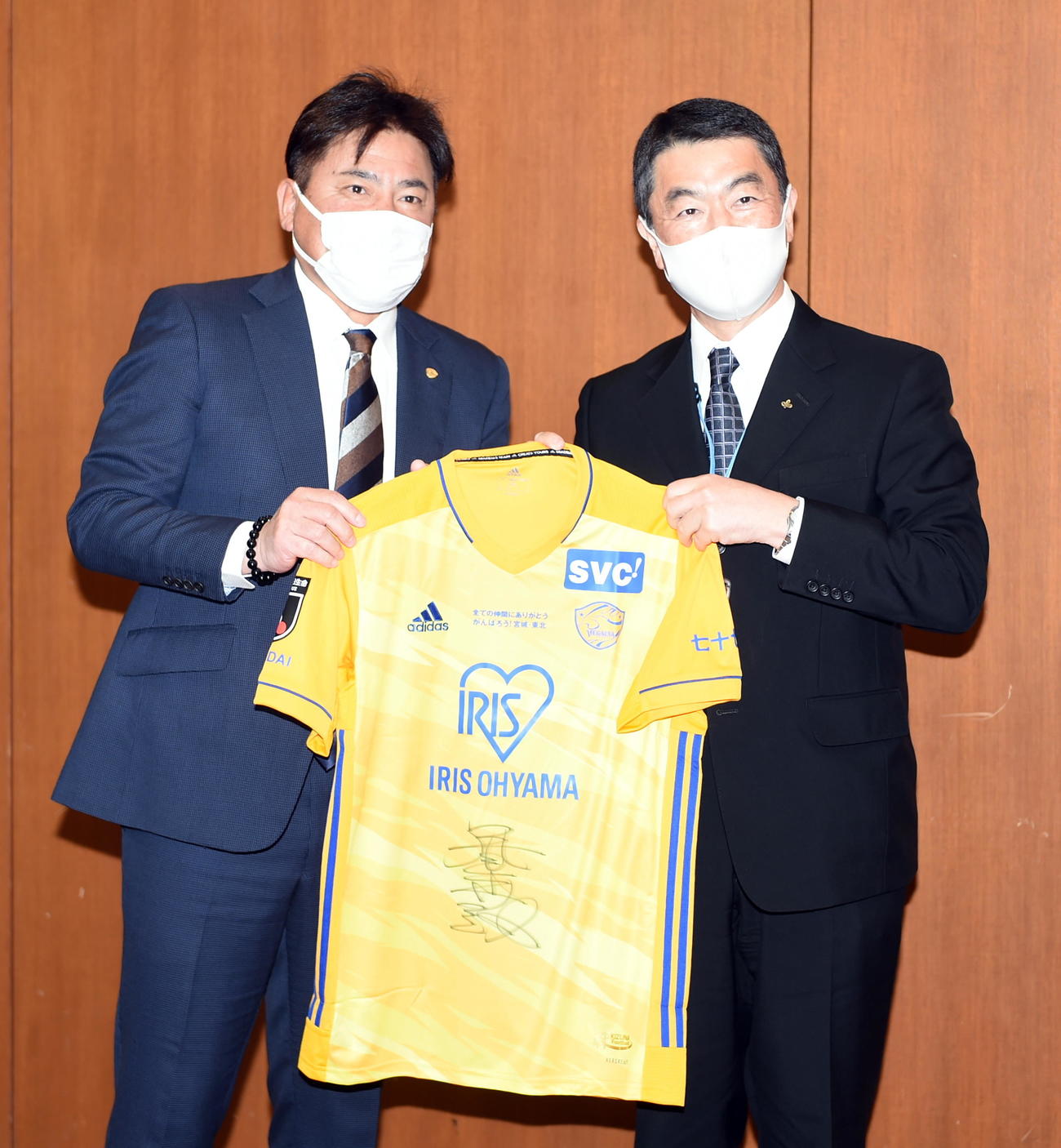 サイン入りユニホームを持って記念撮影する仙台手倉森監督（左）と宮城県の村井知事