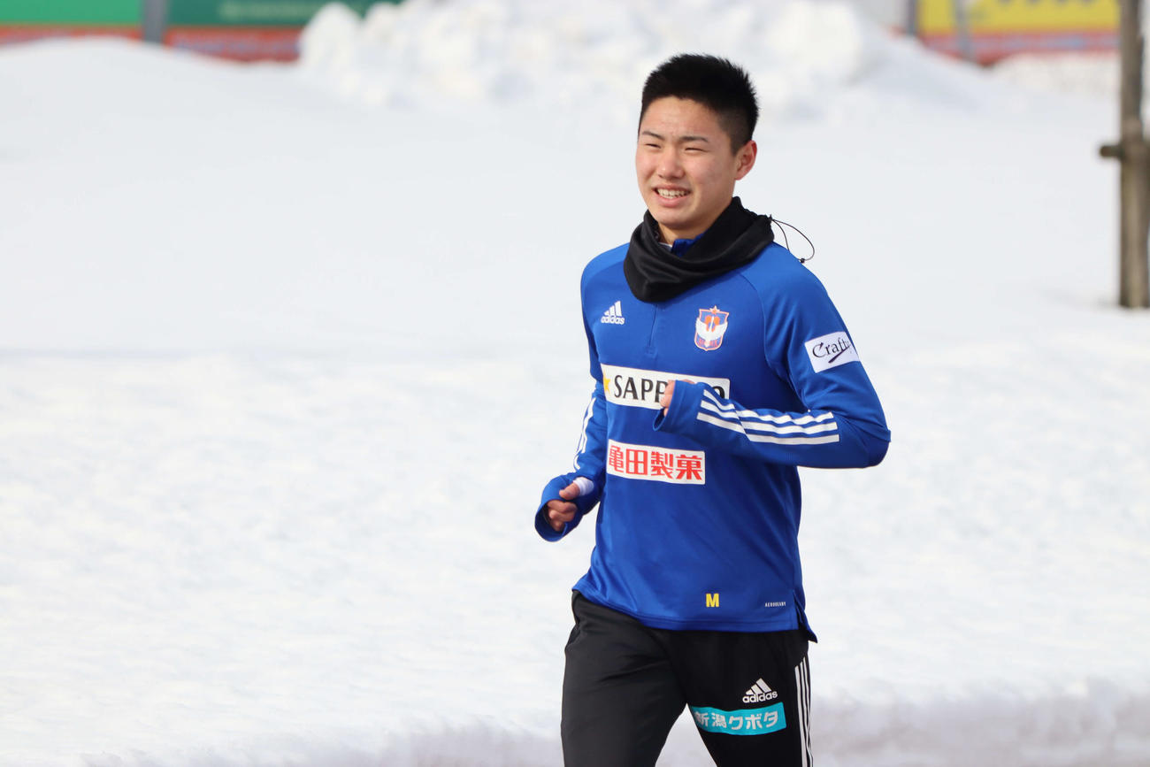 除雪されたグラウンドで走り込むルーキー三戸（提供：アルビレックス新潟）