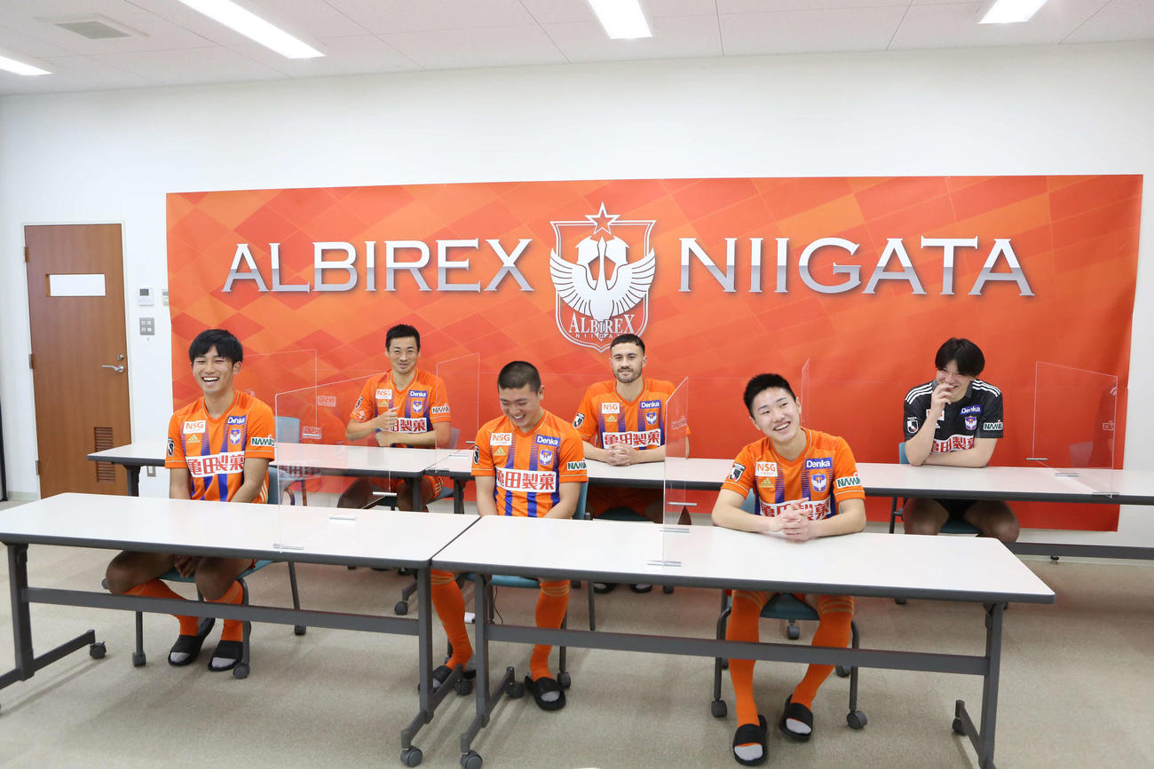 26選手が4班に分かれオンライン激励会に臨んだ。前列左から遠藤、小見、三戸。後列左から千葉、舞行龍、藤田（提供：アルビレックス新潟）