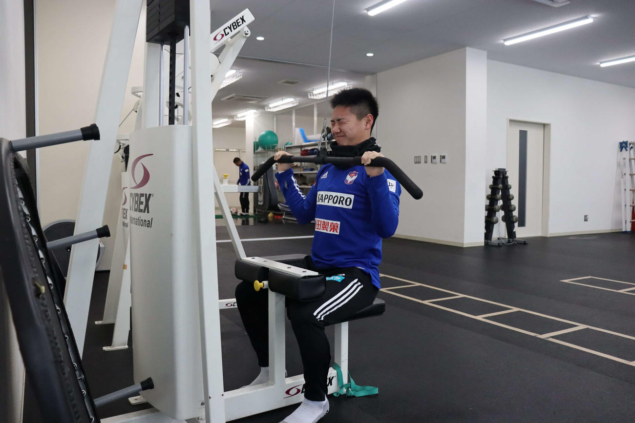 筋力アップに取り組むルーキー三戸（提供：アルビレックス新潟）