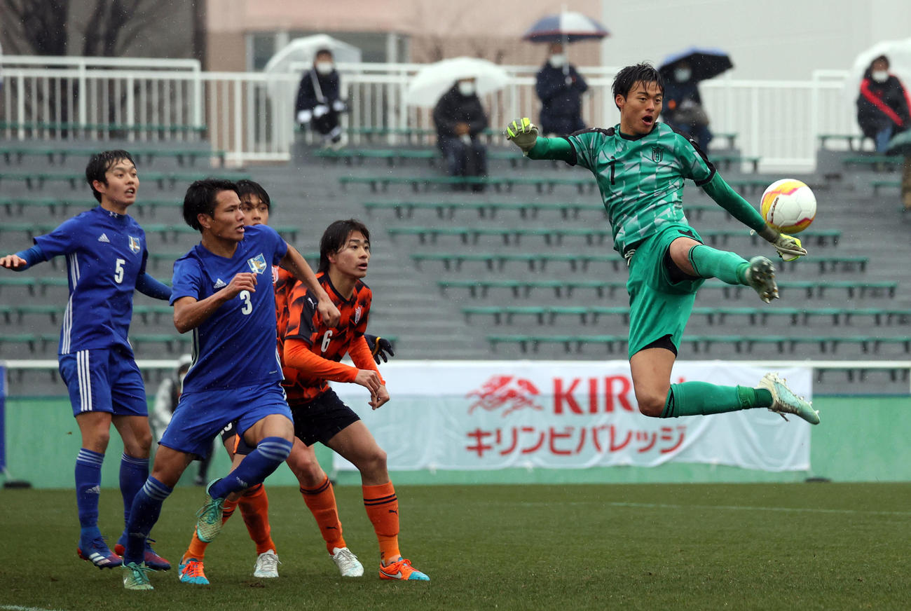 法大対東海大　後半ロスタイムのコーナーキックでボレーシュートを失敗する法大GK中野（右）（撮影・狩俣裕三）