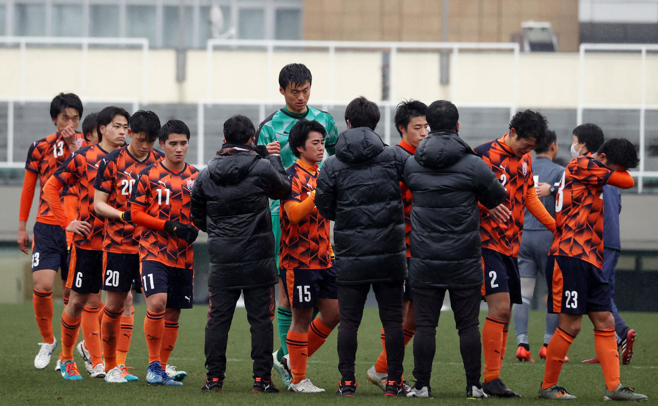 法大対東海大　準優勝に終わり、悔しがるGK中野小次郎（中央）ら法大の選手たち（撮影・狩俣裕三）