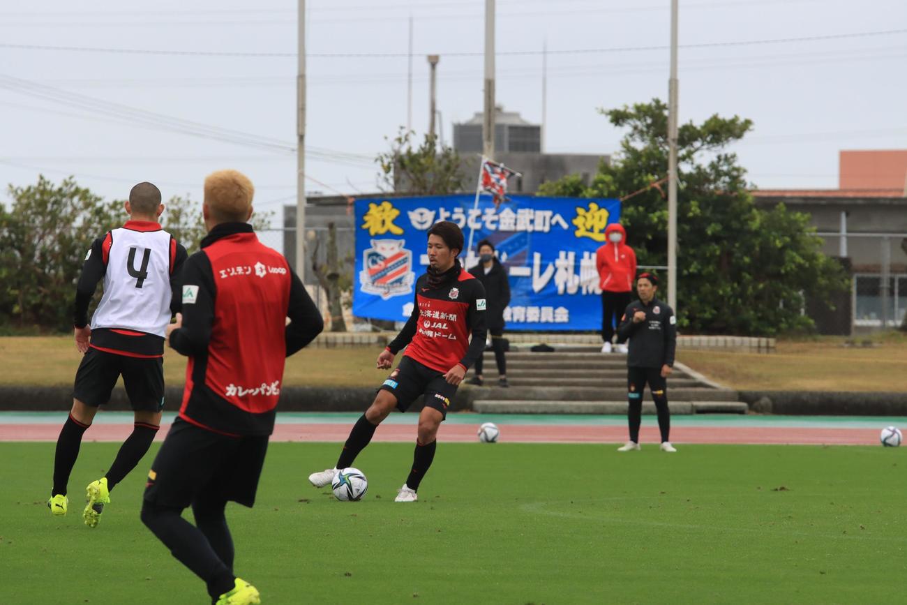 沖縄キャンプ初の紅白戦でプレーする札幌DF柳（撮影・保坂果那）
