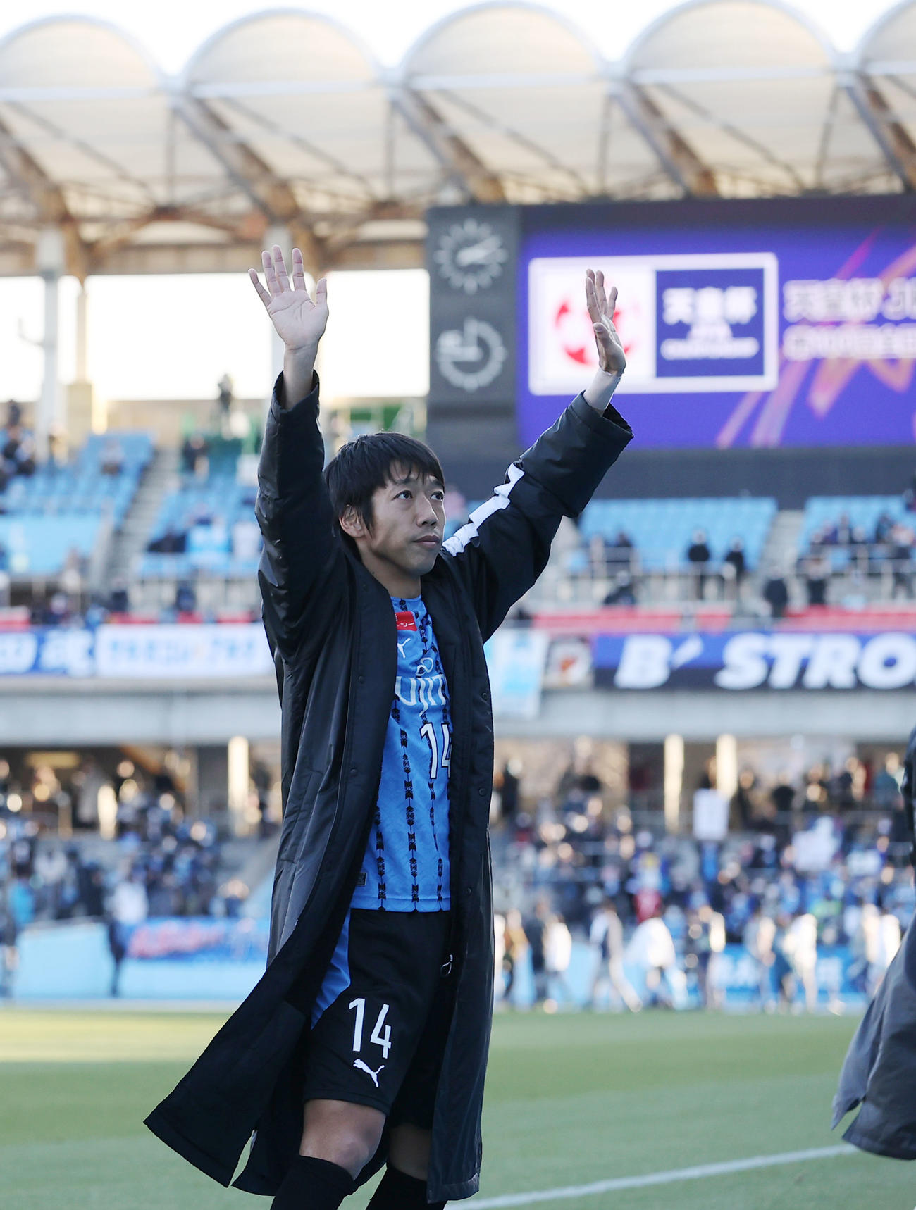 サポーターの拍手に応える中村憲剛氏（2020年12月27日撮影）