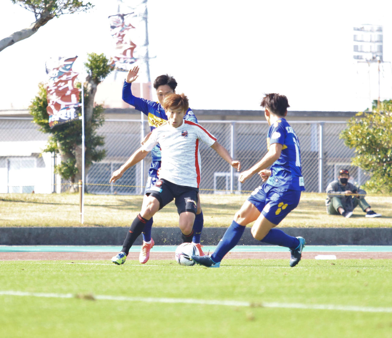 ドリブルする札幌MF金子（手前左）（撮影・保坂果那）