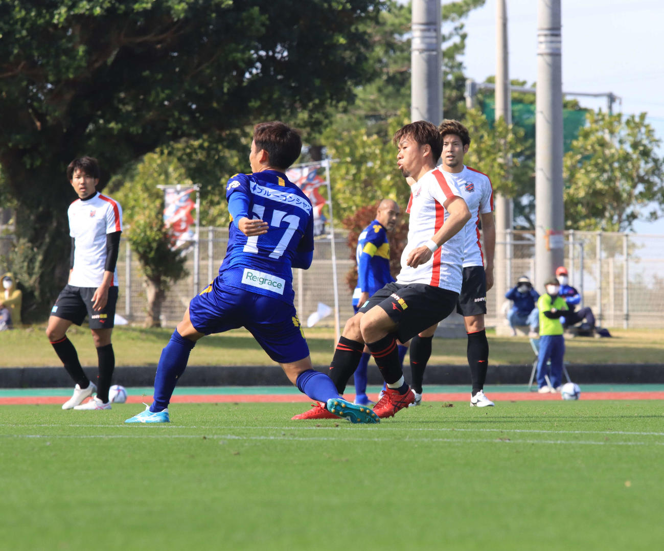 1本目21分、先制点をアシストする札幌MF駒井（手前右）（撮影・保坂果那）