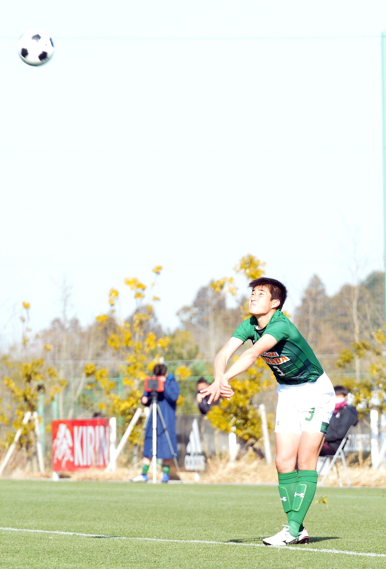 青森山田対仙台育英　前半4分、ロングスローでDF三輪のゴールをアシストするDF多久島（撮影・佐藤究）