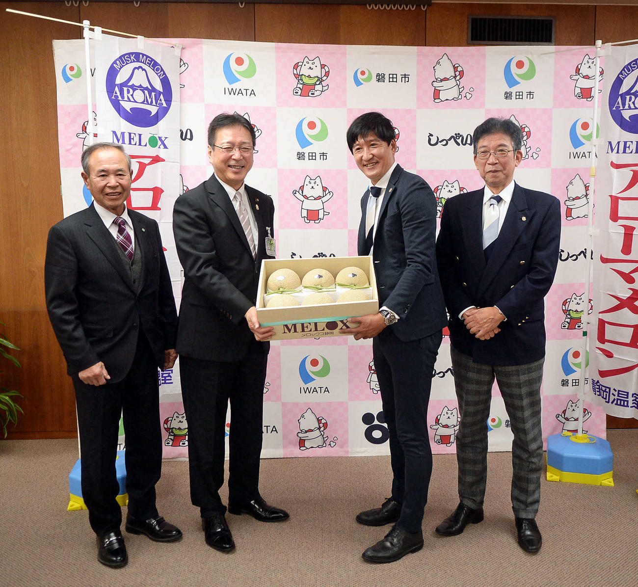 激励品のメロンを受け取り記念撮影する、右から磐田の小野社長、鈴木強化部長、磐田市の渡部市長、同市ホームタウン推進協議会の河島会長
