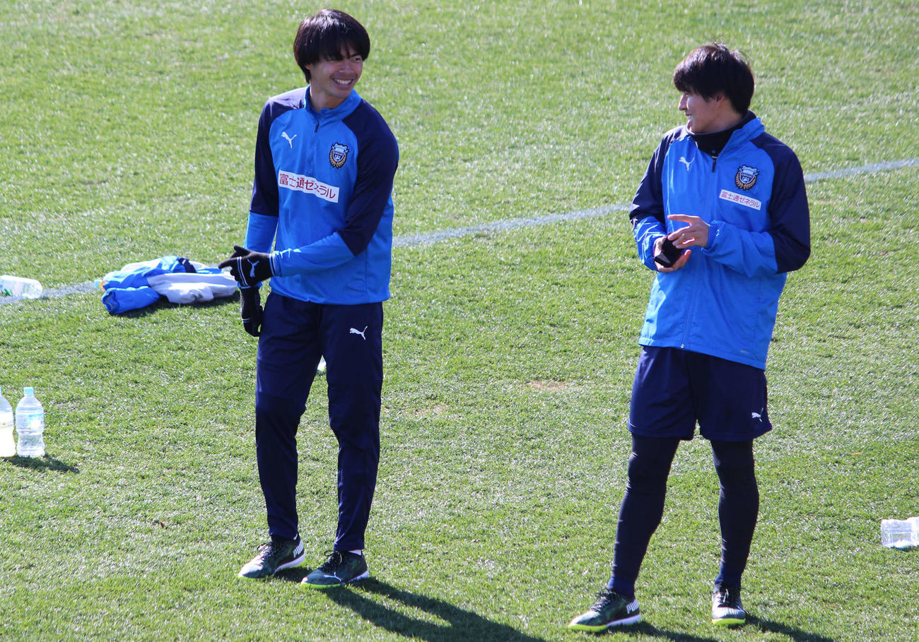シーズン初日の練習を行った川崎F・MF三笘（左）とMF脇坂（撮影・杉山理紗）
