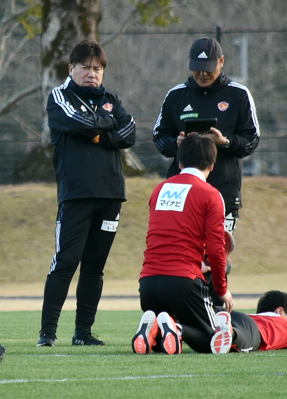 宮崎・西都キャンプ初日に練習を見守る仙台手倉森監督（左）（撮影・山田愛斗）